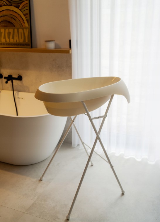 Robuster Metallständer für die Badewanne Teggi